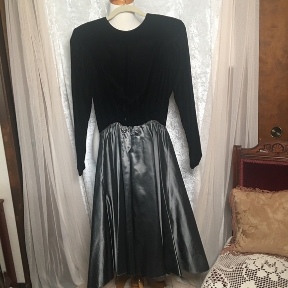 Lloyd Williams Size 8 Black Velvet & Silver Metallic Dress W/ Belt Vintage 80’s - Picture 8 of 14